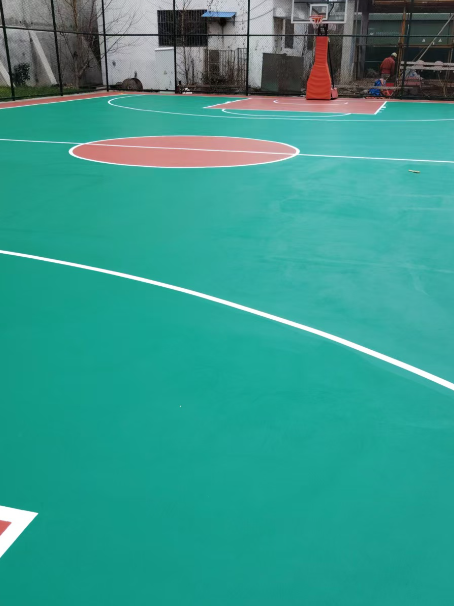 宣恩 球场长期使用易出现地面开裂